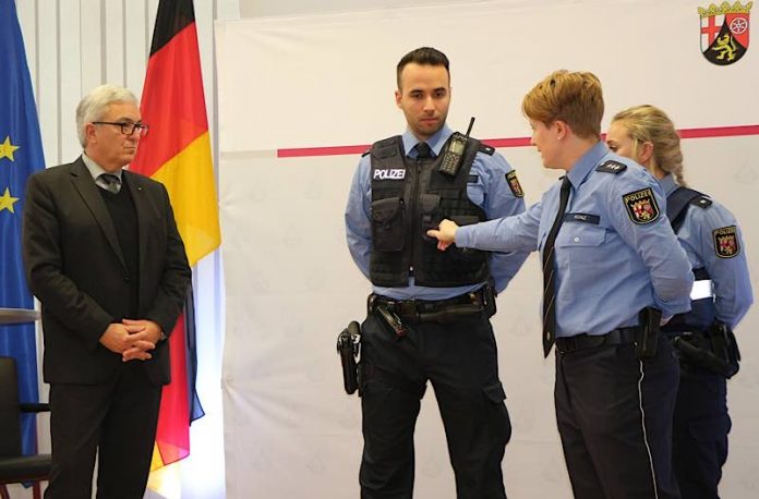 Innenminister Roger Lewentz stellt neue Generation der Polizei-Schutzweste vor (Foto: Innenministerium RLP)