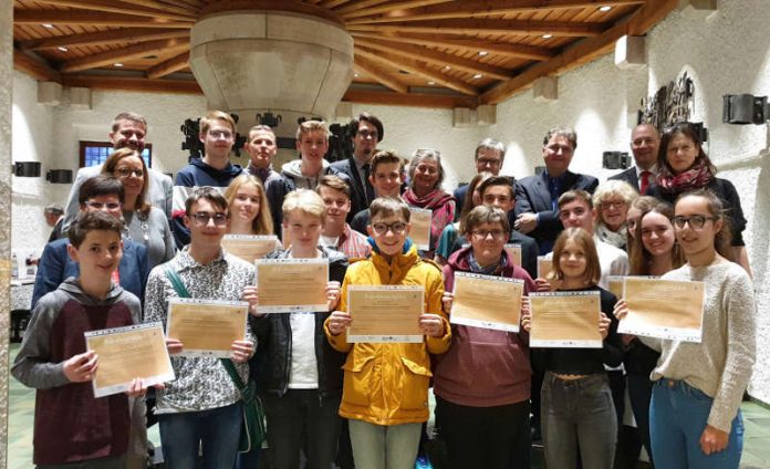 Für die Schülerinnen und Schüler gab es ein Zertifikat, für die Mentorinnen und Mentoren eine Flasche Wein als Dankeschön. (Foto: Stadtverwaltung Neustadt)