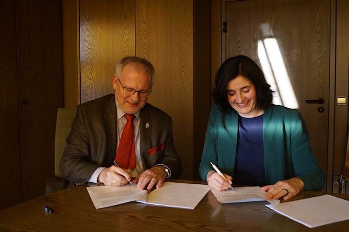 Landrat Hans-Ulrich Ihlenfeld und Anja Genetsch, Abteilungsleiterin Vertrieb Kommunen Inexio. (Foto: Kreisverwaltung Bad Dürkheim)