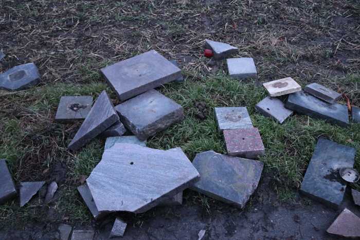 Die am Feldweg entsorgten Grabplatten vom Geinsheimer Friedhof