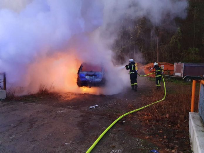 Die Feuerwehr löschte den brennenden PKW (Foto: Presseteam der Feuerwehr VG Lambrecht)