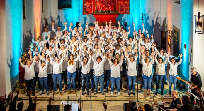 Gospelchor 'New Directions' aus Königsbach (Foto: Bernd Camin)