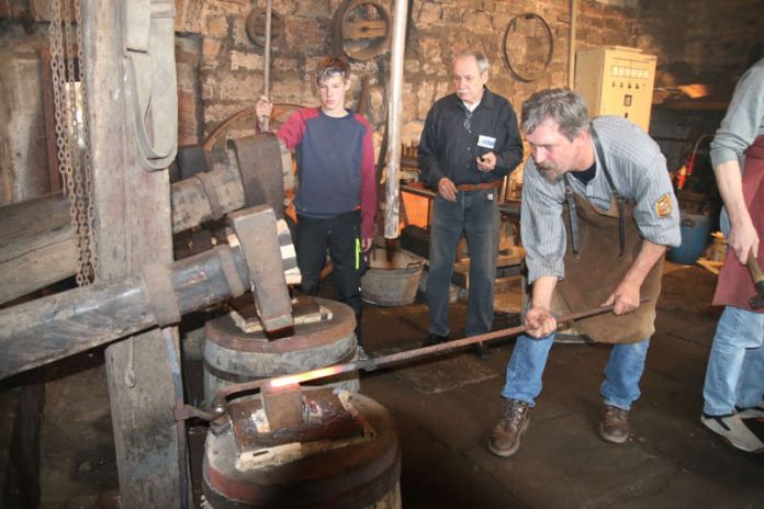 Schmiede und Helfer bei der Arbeit mit dem Hammerwerk (Foto: Tanja und Harald König)