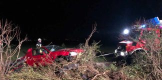 Die Feuerwehr stellte das Fahrzeug mit der Seilwinde des Rüstwagens wieder auf und zog es auf den parallel verlaufenden Wirtschaftsweg. (Foto: Feuerwehr Neustadt)