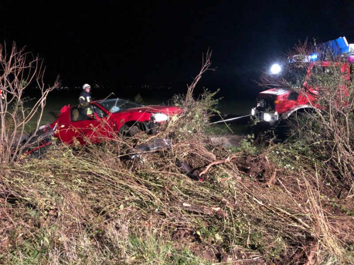 Die Feuerwehr stellte das Fahrzeug mit der Seilwinde des Rüstwagens wieder auf und zog es auf den parallel verlaufenden Wirtschaftsweg. (Foto: Feuerwehr Neustadt)