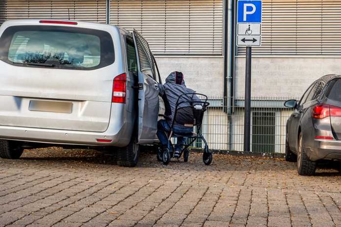 Parken auf einem Behindertenparkplatz - So ist es richtig Parken auf einem Behindertenparkplatz - So ist es richtig