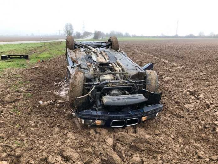 Weingarten_Überschlagenes Auto liegt auf dem Dach