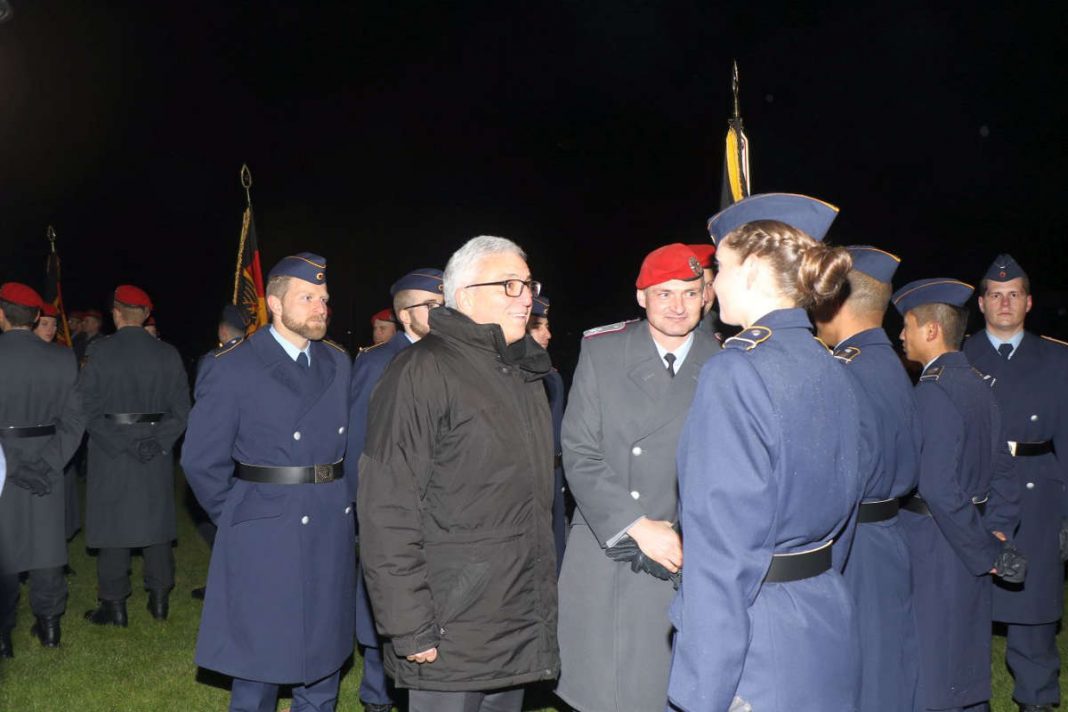 Das Treuebekenntnis wurde durch den Innenminister und den drei Kommandeuren mit den vorgetretenen Vertrauenspersonen per Handschlag an der Truppenfahne bekräftigt. (Foto: Bundeswehr/Frank Wiedemann)