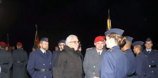 Das Treuebekenntnis wurde durch den Innenminister und den drei Kommandeuren mit den vorgetretenen Vertrauenspersonen per Handschlag an der Truppenfahne bekräftigt. (Foto: Bundeswehr/Frank Wiedemann)