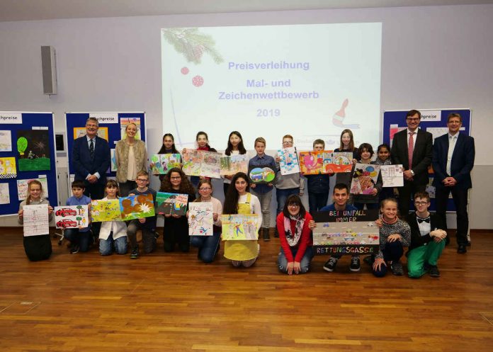 Gruppenbild mit den ausgezeichneten Schülerinnen und Schülern sowie (von links) Ministerialrat Dr. Klaus Sundermann, Jördis Gluch (Unfallkasse Rheinland-Pfalz), Ministerialdirigent Bernhard Bremm und Dr. Christoph Heidrich, Abteilungsleiter Prävention der Unfallkasse Rheinland-Pfalz. (Foto: UKRLP)