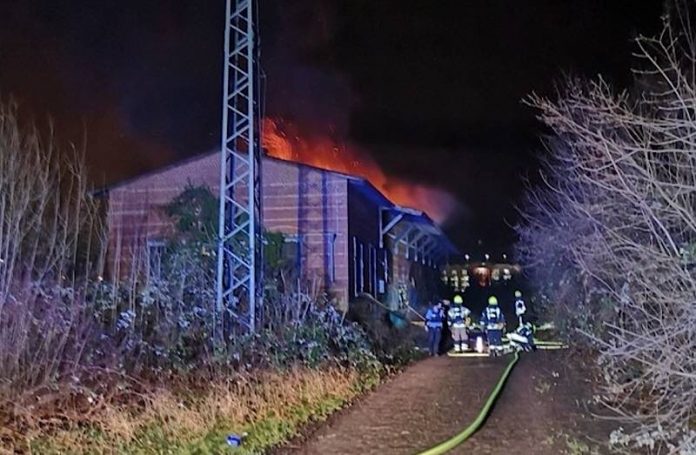 Eine Güterhalle brannte (Foto: Polizei RLP) Eine Güterhalle brannte (Foto: Polizei RLP)