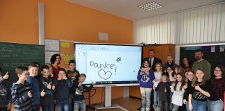 Die Schüler der 4. Klasse der Grundschule Elmstein und die Schulleiterin Carmen Nowotny bedankten sich bei den Vertretern der Sparkasse Rhein-Haardt, Uwe Eid, Regionalmarktleiter Süd, sowie Annette Assel, Leiterin Beratungszentrum Lambrecht, für die großzügige Spende. (Foto: Sparkasse Rhein-Haardt)