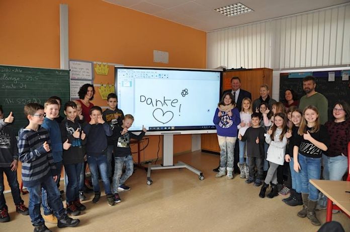 Die Schüler der 4. Klasse der Grundschule Elmstein und die Schulleiterin Carmen Nowotny bedankten sich bei den Vertretern der Sparkasse Rhein-Haardt, Uwe Eid, Regionalmarktleiter Süd, sowie Annette Assel, Leiterin Beratungszentrum Lambrecht, für die großzügige Spende. (Foto: Sparkasse Rhein-Haardt)