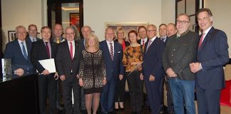 Ende Dezember hat Landrat Ihlenfeld verschiedene Verwaltungsratsmitglieder mit der Eberle-Medaille geehrt und auch einige verabschiedet. (Foto: Sparkasse Rhein-Haardt)