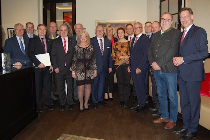 Ende Dezember hat Landrat Ihlenfeld verschiedene Verwaltungsratsmitglieder mit der Eberle-Medaille geehrt und auch einige verabschiedet. (Foto: Sparkasse Rhein-Haardt)