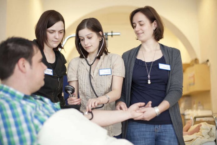 Ausbildung zur Gesundheits- und Krankenpflegehilfe (Foto: Marienhaus Klinikum Hetzelstift)