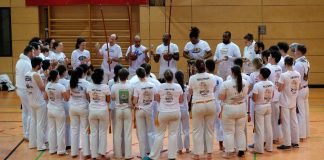 Die Capoeira-"Roda" - in diesem Kreis findet das gemeinsame Spiel zweier Capoeiristas statt (Foto: Uwe Böse)