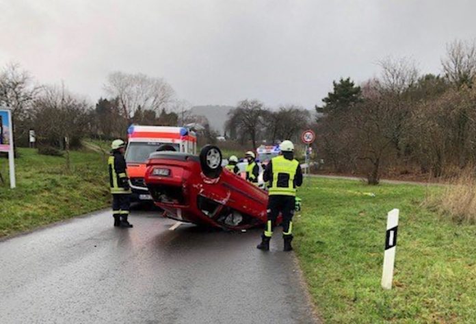 Der,PKW blieb auf dem Dach liegen (Foto: Feuerwehr Neustadt)