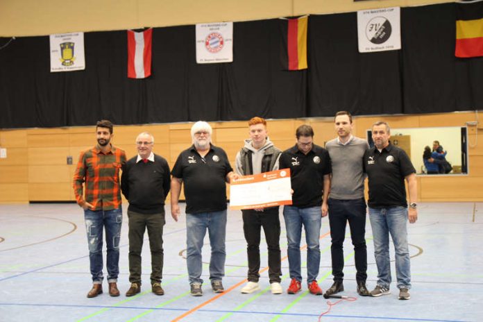 DFB-Bonuszahlung: Marvin Alexa FV Nußloch, v.l. Fußballprofi Aytac Sulu (ehemals Darmtstadt 98, jetzt Samsunspor; kommt ursprünglich aus Nußloch), Kreisjugendleiter Eugen Wickenhäuser, Nußlochs Jugendleiter Peter Lüll, Marvin Alexa, Stephan Anweiler vom FV Nußloch, Verbandsjugendleiter Rouven Ettner und Nußlochs 2. Vorsitzender Dirk Achterberg (Quelle: bfv) DFB-Bonuszahlung: Marvin Alexa FV Nußloch, v.l. Fußballprofi Aytac Sulu (ehemals Darmtstadt 98, jetzt Samsunspor; kommt ursprünglich aus Nußloch), Kreisjugendleiter Eugen Wickenhäuser, Nußlochs Jugendleiter Peter Lüll, Marvin Alexa, Stephan Anweiler vom FV Nußloch, Verbandsjugendleiter Rouven Ettner und Nußlochs 2. Vorsitzender Dirk Achterberg (Quelle: bfv)