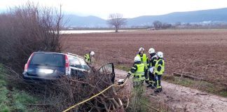 Der alleinbeteiligte PKW (Foto: Feuerwehr Haßloch)