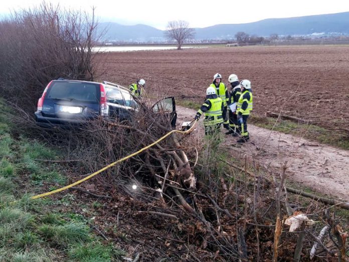 Der alleinbeteiligte PKW (Foto: Feuerwehr Haßloch)