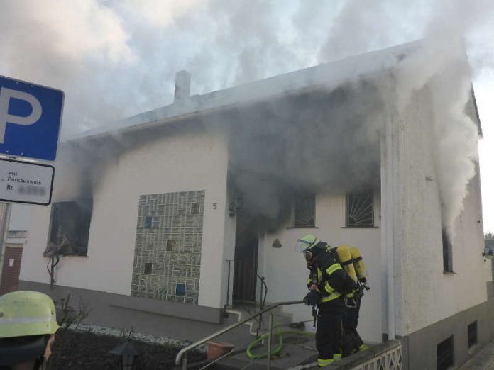 Brand in einem Einfamilienhaus (Foto: BF Mainz/Oliver Krück)