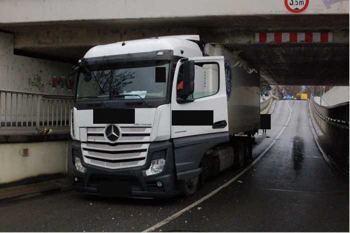 LKW steckt in Unterführung fest