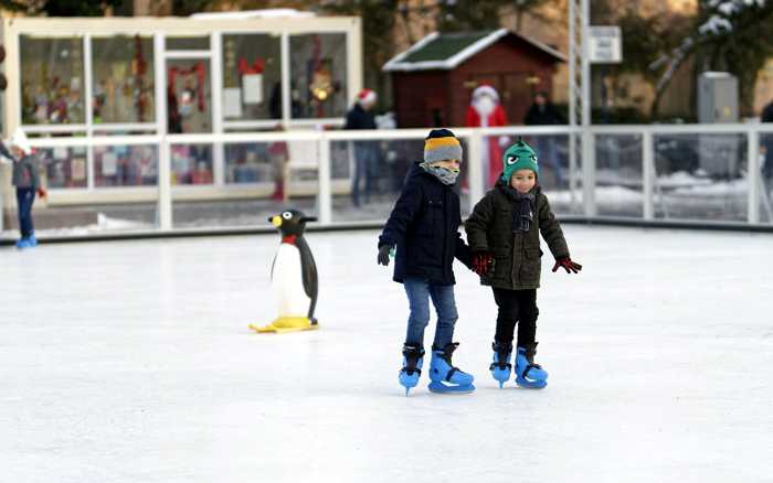 Symbolbild, Weihnachten, Eisbahn, Schlittschuh laufen, Kinder, draussen © Mircea Iancu on Pixabay