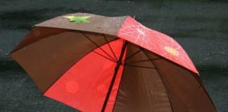 Symbolbild, Wetter, Regenschirm, Herbstfarben, Stockschirm, nass, geöffnet © on Pixabay
