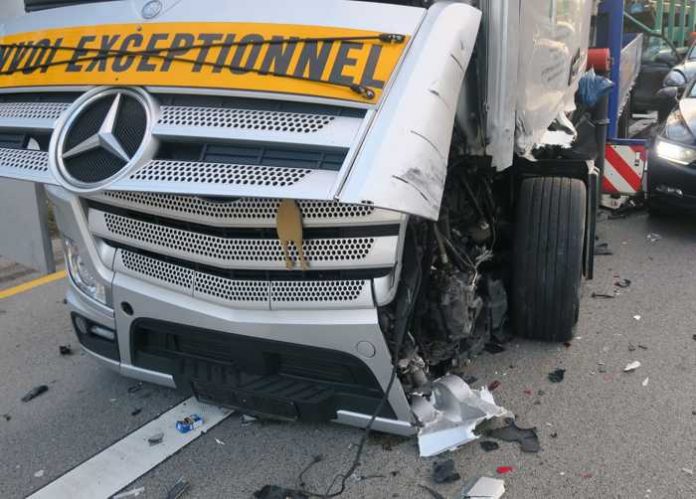 beschädigter LKW an der Unfallstelle auf der A5