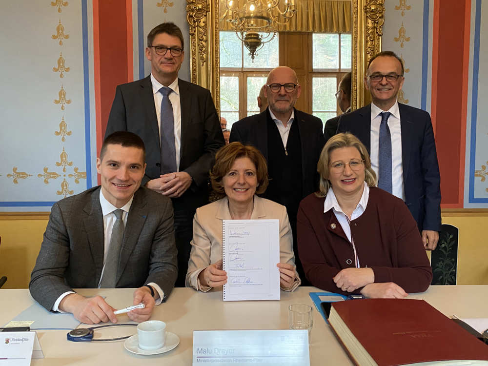 vorne: David Valence Vizepräsident der Region Grand Est, Ministerprädidentin Malu Dreyer, Stv, Ministerpräsidentin Anke Rehlinger (Saarland), hinten: Landrat Günther Schartz Zweckverband Rheinland-Pfalz Nord, den baden-württtembergischen Verkehrsminister Winfried Hermann sowie Landrat Dr. Fritz Brechtel Zweckverband Rheinland-Pfalz Nord (Foto: Staatskanzlei RLP / view - die agentur / Reiner Voß)