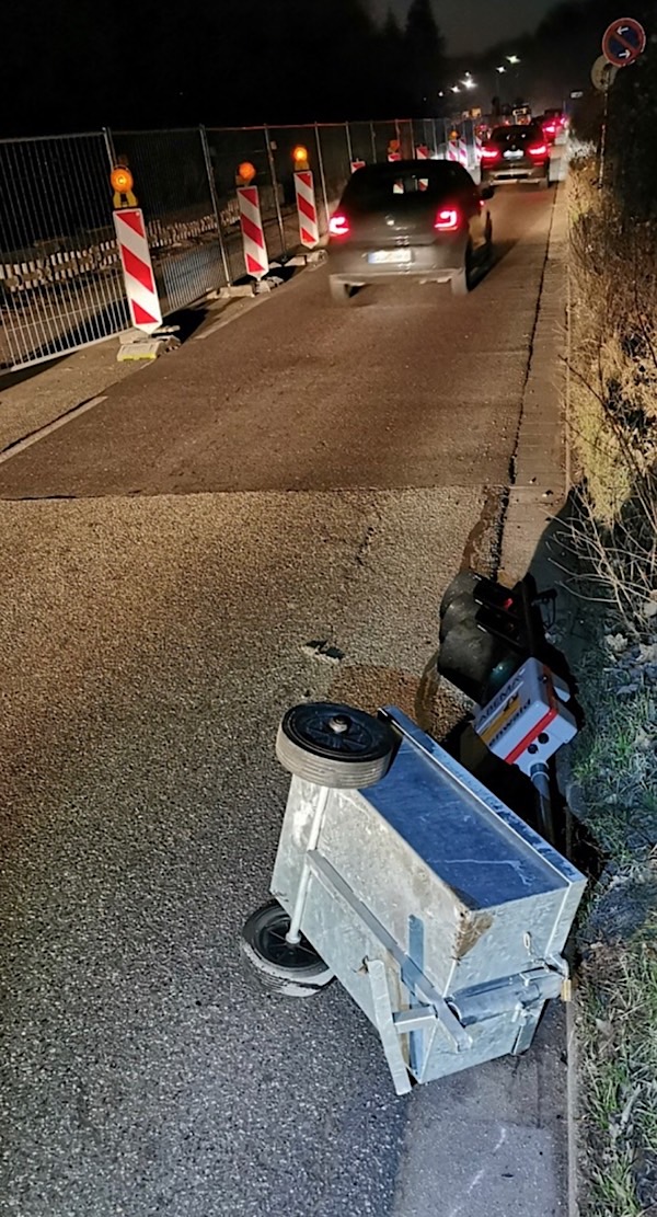 Die mobile Ampelanlage wurde beschädigt (Foto: Polizei RLP)