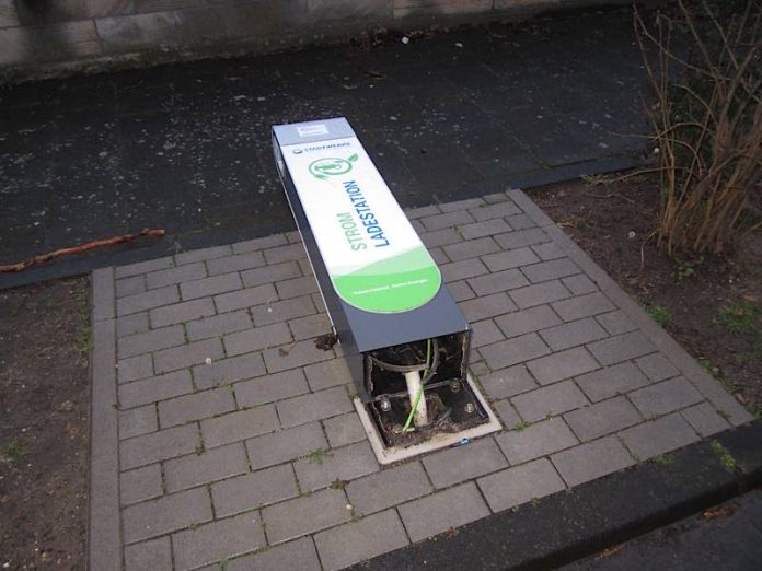 Die Ladesäule wurde beschädigt (Foto: Polizei RLP)