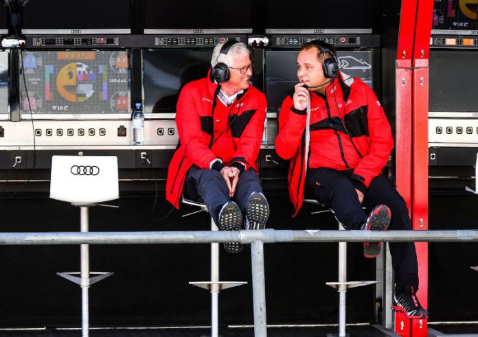 Arno Zensen (links) übergibt die Geschäftsleitung des Team Rosberg an Kimmo Liimatainen (rechts) (Foto: Team Rosberg GmbH)