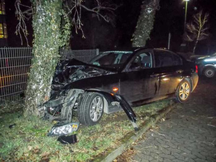 BMW driftet gegen Baum