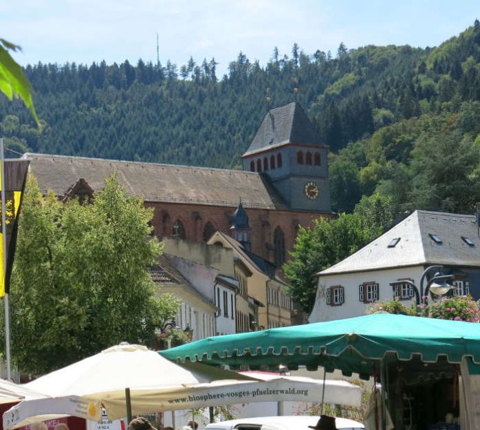 Ein Beitrag zu Klimaschutz, Kulturlandschaftserhaltung und Genuss: Die deutsch-französischen Biosphären-Bauernmärkte im Pfälzerwald und in den Nordvogesen (Foto: Biosphärenreservat)