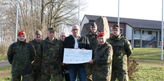 von links nach rechts:   Oberstleutnant Hartmut Appetz - stellv. Kommandeur ABC-Abwehrbataillon 750 "BADEN"  Oberstabsfeldwebel Christian Müller - Kompaniefeldwebel 1./ABC-Abwehrbataillon 750 "BADEN"  Stabsunteroffizier Abdurramahn Behramaj - 1./ABC-Abwehrbataillon 750 "BADEN"  Volker Schütze – Geschäftsführer Volksbund Nordbaden Axel E. Fischer Vorsitzender Volksbund Nordbaden Stabsfeldwebel Lothar Falk - Standortfeldwebel Oberst Klaus Werner Schiff - Kommandeur ABC-Abwehrkommando der Bundeswehr  Oberstabsgefreiter Marvin Müller- 1./ABC-Abwehrbataillon 750 "BADEN" (Foto: Bundeswehr Bruchsal)