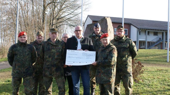 von links nach rechts:   Oberstleutnant Hartmut Appetz - stellv. Kommandeur ABC-Abwehrbataillon 750 