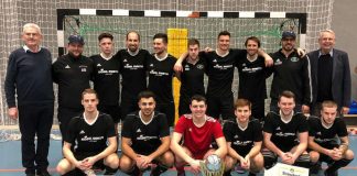 Futsal-Meister SG Meisenheim/Desloch-Jeckenbach, rechts SWFV-Präsident Dr. Hans-Dieter Drewitz, links Jürgen Veth (1. Vizepräsident SWFV) (Foto: SWFV)