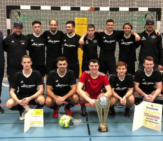Futsal-Meister SG Meisenheim/Desloch-Jeckenbach, rechts SWFV-Präsident Dr. Hans-Dieter Drewitz, links Jürgen Veth (1. Vizepräsident SWFV) (Foto: SWFV)