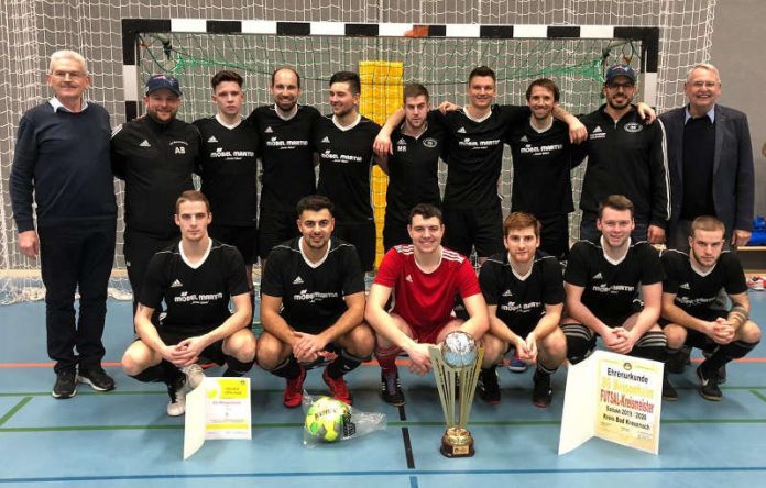 Futsal-Meister SG Meisenheim/Desloch-Jeckenbach, rechts SWFV-Präsident Dr. Hans-Dieter Drewitz, links Jürgen Veth (1. Vizepräsident SWFV) (Foto: SWFV)