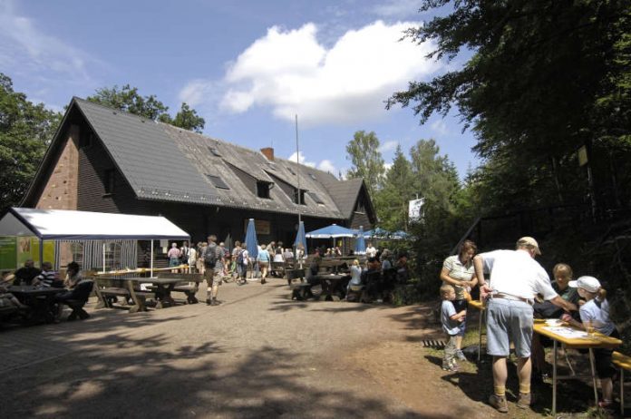 Einzigartig und beliebt: Hüttennetz im Biosphärenreservat Pfälzerwald (Foto: Pfalz-Touristik)