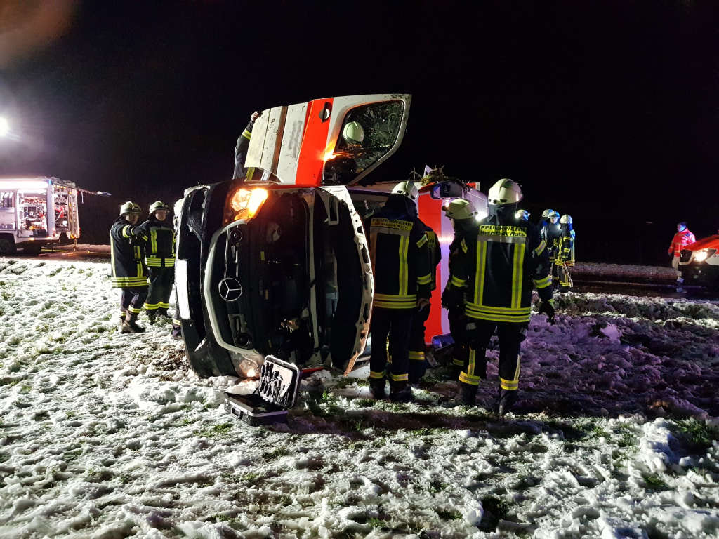 Der verunfallte Rettungswagen (Foto: Feuerwehr Neustadt)