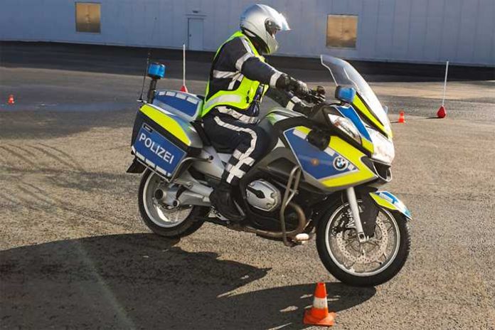 Polizeimotorradfahrer beim Fahrsicherheitstraining Polizeimotorradfahrer beim Fahrsicherheitstraining