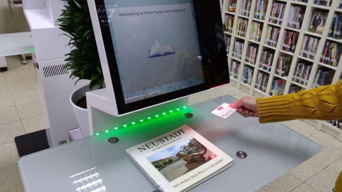 Foto: Das Entleihen von Büchern am neuen Terminal ist kinderleicht. (Foto: Stadtverwaltung Neustadt)