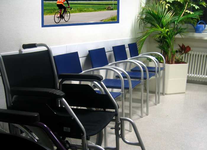 Symbolbild, Arztpraxis, Wartezimmer, Arzt, Rollstuhl © Gerd Altmann on Pixabay