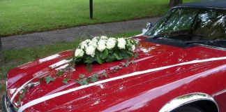 Symbolbild, Hochzeit, Auto, Blumen, Korso (pxhere)