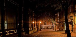 Symbolbild, Stadt, Nacht, Kneipe, leere Nebenstraße, gelbliche Beleuchtung © on Pixabay