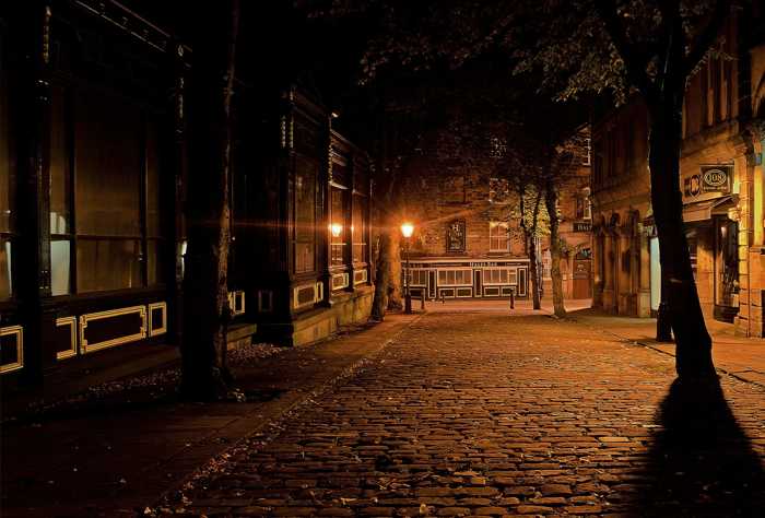 Symbolbild, Stadt, Nacht, Kneipe, leere Nebenstraße, gelbliche Beleuchtung © on Pixabay