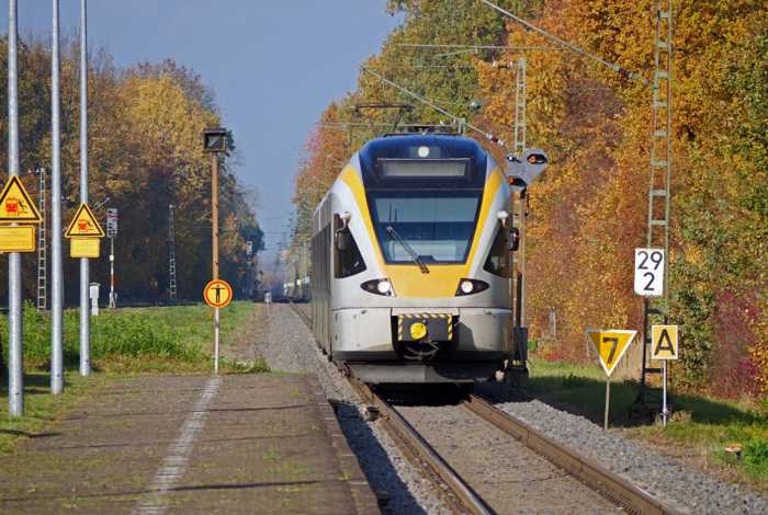 Symbolbild, Zug, S-Bahn, Regio-Bahn, Einfahrt Haltepunkt, Gleise, Tag © Erich Westendarp on pixabay